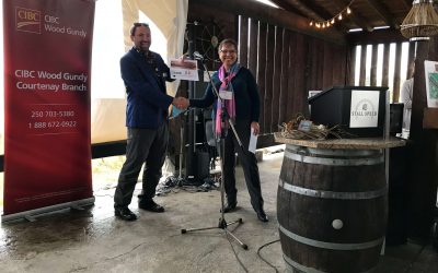 Bob Wells hands over $1000 to Kus-kus-sum